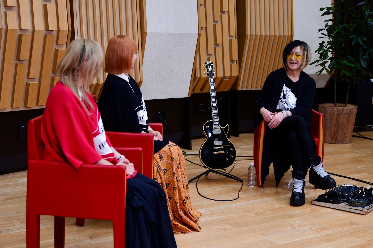 「STUDIO HISASHI with Anime」より、語り合うHISASHIとPUFFY。