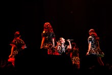 突然のフェイクで場内を沸かせる風見和香（中央）。