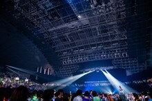 トロッコでアリーナを回る私立恵比寿中学。