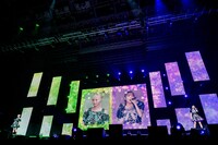 「明日」を歌う安本彩花（左）と真山りか（右）。