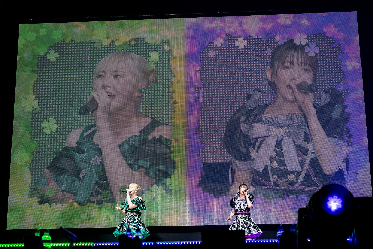 「明日」を歌う安本彩花（左）と真山りか（右）。
