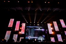 「すたーてぃん」を歌う桜井えまと仲村悠菜。