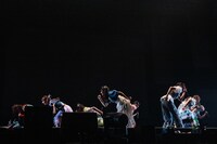 「せーのせーで1! 2! 3!」とマイクを通さず号令をかけ、「もっと走れっ!!」のフォーメーションにつくえびちゅう。