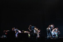 「せーのせーで1! 2! 3!」とマイクを通さず号令をかけ、「もっと走れっ!!」のフォーメーションにつくえびちゅう。