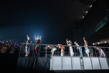 スタンド席の近くで挨拶するえびちゅう。