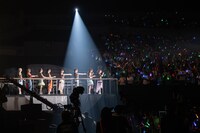 真山りかを先頭に「前にならえ」で整列するえびちゅう。