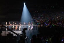 真山りかを先頭に「前にならえ」で整列するえびちゅう。