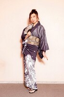 「伊藤潤二展 誘惑」で購入した浴衣を着た松任谷由実（撮影：上飯坂一）