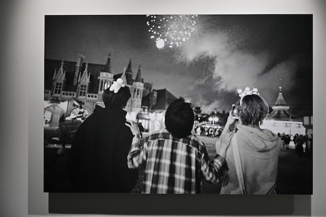 人気画像3位は「ミセス大森元貴の写真作品群『僕が居ようが居まいが』展示、カメラを通して見た世界とは」より、大森元貴（Mrs. GREEN APPLE）が手がけた写真作品群「僕が居ようが居まいが」の写真。