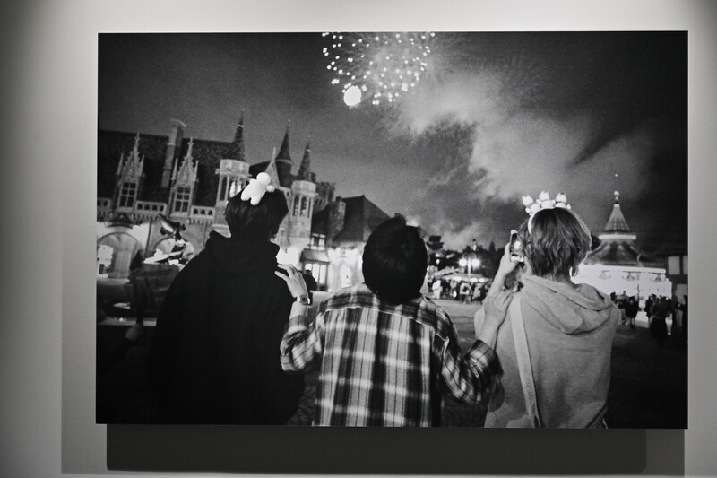 人気画像3位は「ミセス大森元貴の写真作品群『僕が居ようが居まいが』展示、カメラを通して見た世界とは」より、大森元貴（Mrs. GREEN APPLE）が手がけた写真作品群「僕が居ようが居まいが」の写真。