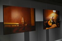 大森元貴（Mrs. GREEN APPLE）が手がけた写真作品群「僕が居ようが居まいが」より。