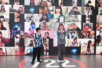 記念日登録証を掲げるユーキ（右）。