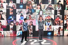 記念日登録証を掲げるユーキ（右）。