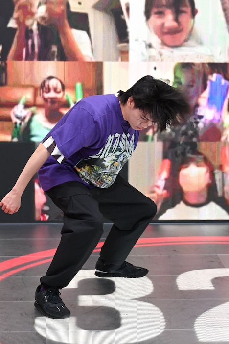 ヘドバン中のリョウガ。