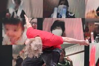 ヘドバン中のユーキ。