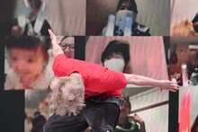 ヘドバン中のユーキ。