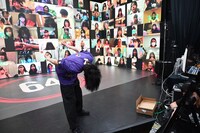 TikTok「ヘドバンチャレンジ」中のリョウガ。