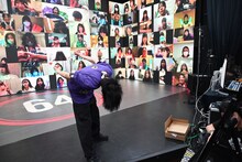 TikTok「ヘドバンチャレンジ」中のリョウガ。