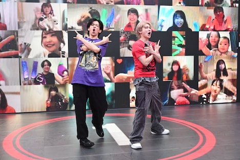 配信の最後にメロイックサインを決めるリョウガとユーキ。