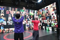 Zoom参加者に手を振るリョウガとユーキ。