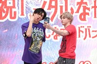 TikTokを撮影するリョウガとユーキ。