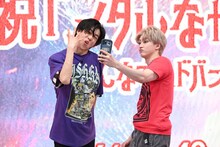 TikTokを撮影するリョウガとユーキ。