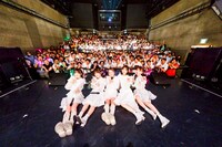 ファンと記念撮影するSW!CH。（撮影：村田征斗）