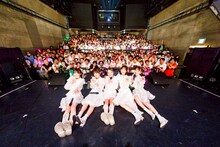 ファンと記念撮影するSW!CH。（撮影：村田征斗）