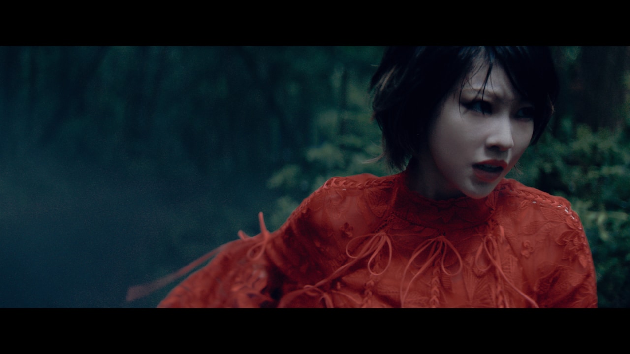 Little Black Dressが森の中で果敢に戦う「アヴァンギャルド」MV