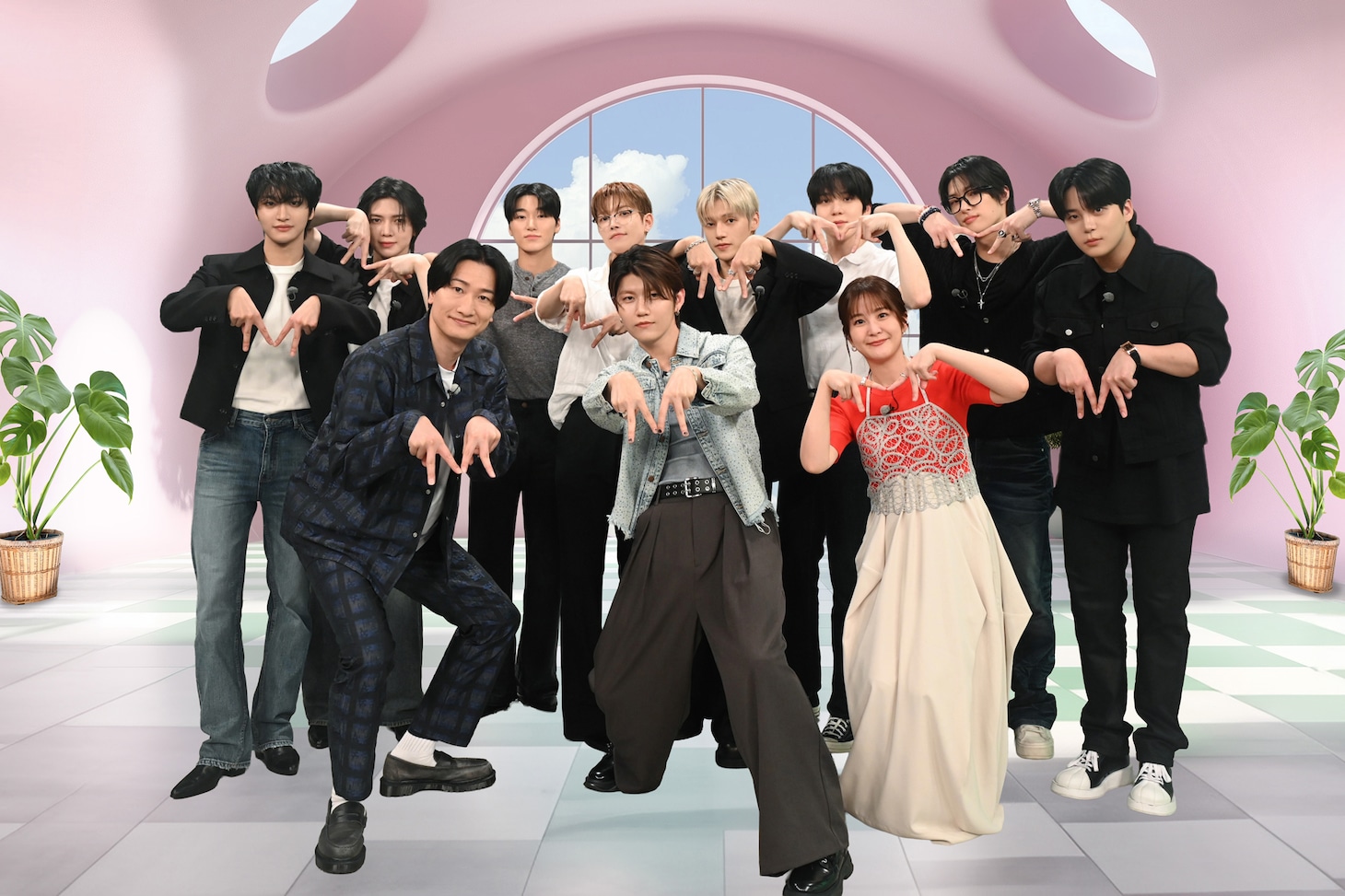 ATEEZとMC。©テレビ朝日