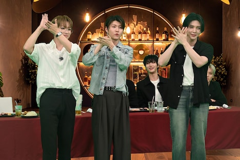 左からHONGJOONG、若井滉斗、YEOSANG。©テレビ朝日