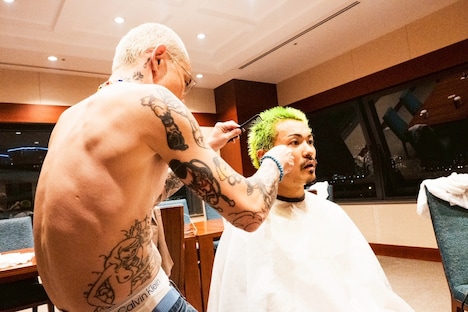 ヌマタ氏とKENTA（Vo, B）。（Photo by Yukihide "JON..." Takimoto）