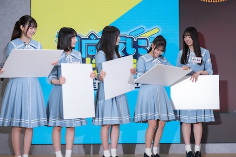 「ひななりクイズ!!」の回答を書き終え、待機中の日向坂46五期生たち。フリップの隠し方で個性が現れる。