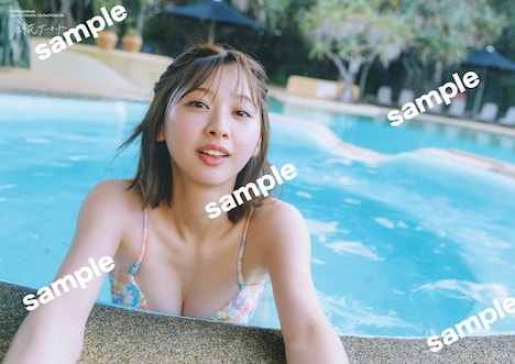 富田鈴花（日向坂46）1st写真集「鈴花サーキット」星野書店特典ポスターサンプル（撮影：峠雄三）©光文社