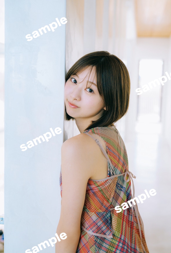 富田鈴花（日向坂46）1st写真集「鈴花サーキット」楽天ブックス特典ポストカードサンプル（撮影：峠雄三）©光文社