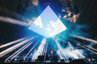 青い空の下で歌う千葉雄喜。（Photo by Daiki Miura）