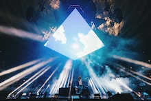 青い空の下で歌う千葉雄喜。（Photo by Daiki Miura）