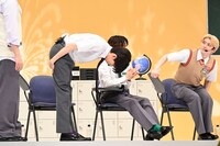 ライフネット生命の次期社長に深々と頭を下げるリョウガ。