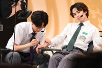 タクヤ（右）の手に「ダイスキ♡」と書くリョウガ（左）。