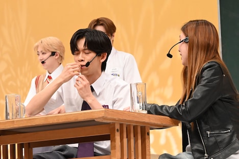 口の中から指輪を取り出すリョウガ（左）。