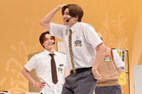 ユーキのマネをするタカシ。