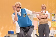 クロちゃんのマネをするアロハ。