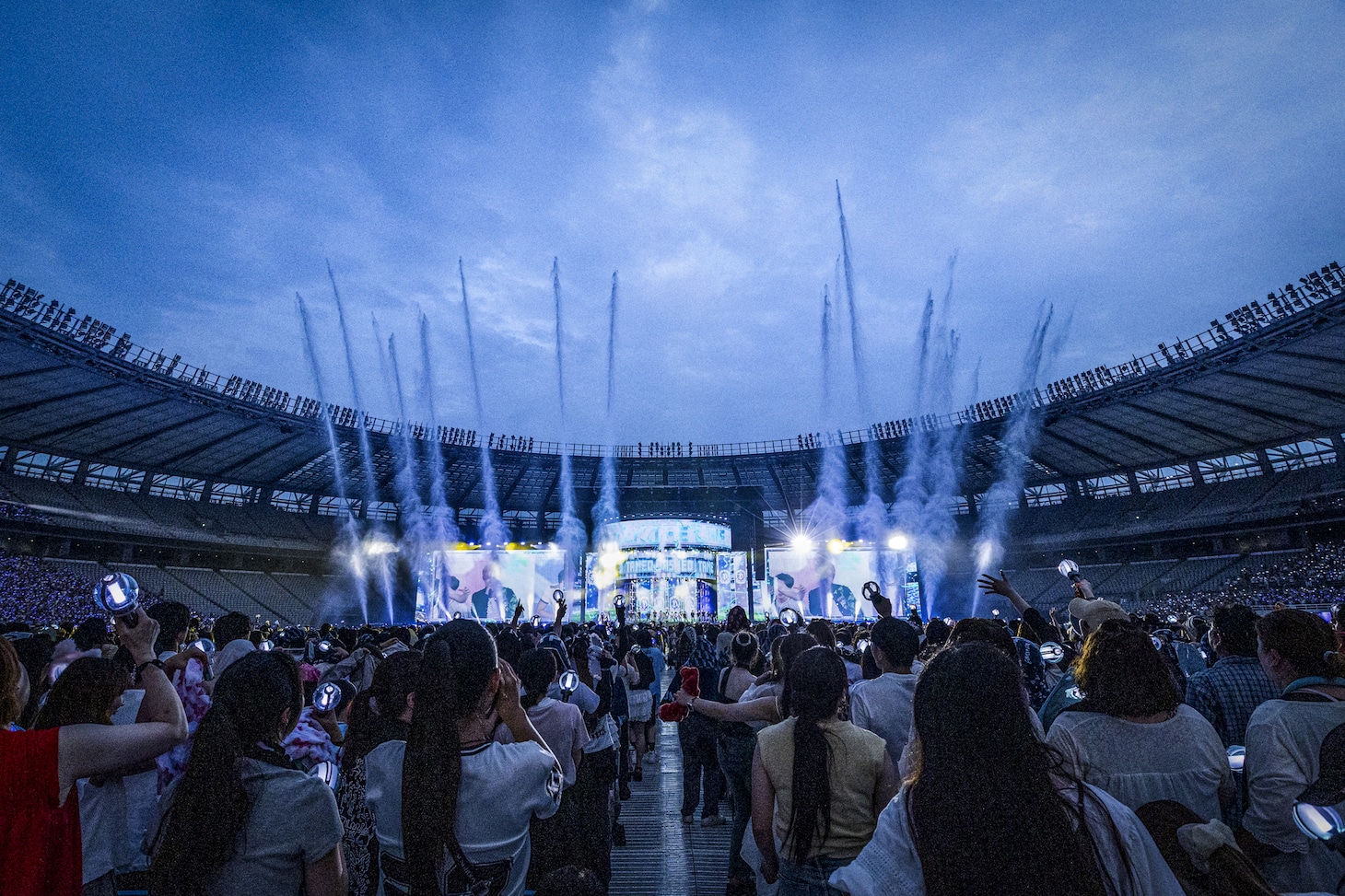 ウォーターキャノンが噴出された、「ENHYPEN WORLD TOUR ‘WALK THE LINE’ IN JAPAN -SUMMER EDITION-」の会場の様子。 (P)&(C) BELIFT LAB Inc.