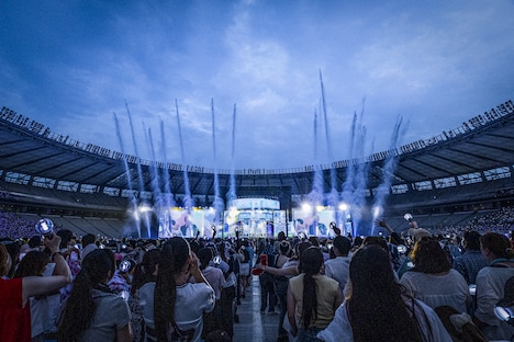 ウォーターキャノンが噴出された、「ENHYPEN WORLD TOUR ‘WALK THE LINE’ IN JAPAN -SUMMER EDITION-」の会場の様子。 (P)&(C) BELIFT LAB Inc.