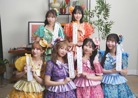 短冊に書いた願い事を披露するFRUITS ZIPPER。