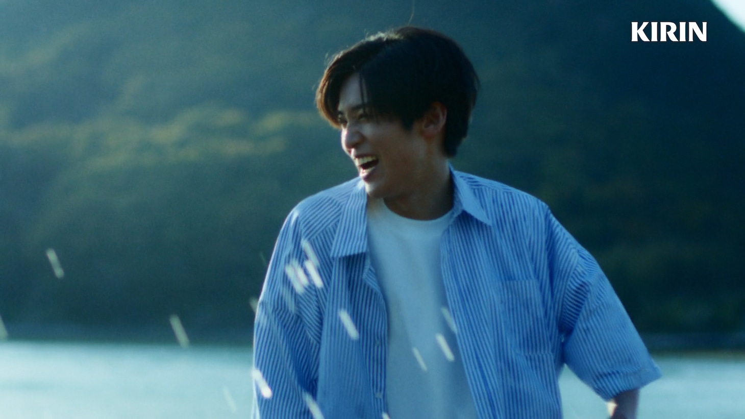 Snow Man目黒蓮と中条あやみ出演の「午後の紅茶」新CM「夏の影」編より。