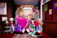 はろり神が祀られた祭壇の前で記念撮影するチャラン・ポ・ランタン。（Photo by Masayo）