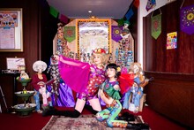 はろり神が祀られた祭壇の前で記念撮影するチャラン・ポ・ランタン。（Photo by Masayo）