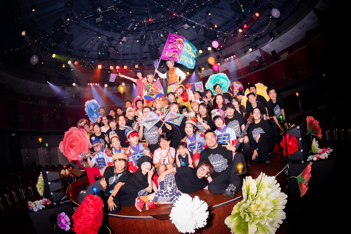 チャラン・ポ・ランタン、パフォーマー、スタッフの集合写真。（Photo by Masayo）