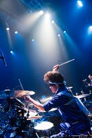 氣志團サポートメンバーの叶亜樹良（Dr）。（Photo by Yukihide "JON..."Takimoto）